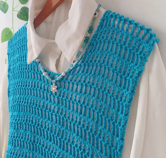 بلوزة كروشيه شبكية باللون الأزرق السماوي